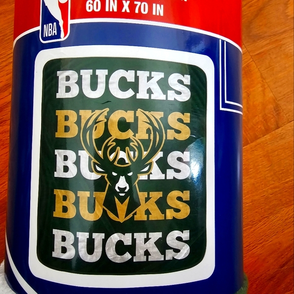 NWT MILWAUKEE BUCKS SUPER SOFT PLUSH THROW - Picture 2 of 2